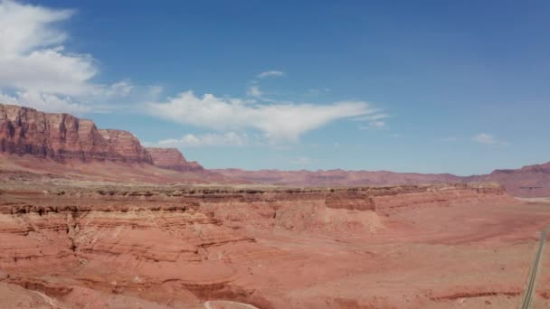 砂漠の南西 朱色の崖の近くのピーク Uhd — ストック動画