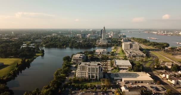 航空写真ビュー バトン ルージュ ルイジアナ州議会議事堂ダウンタウン — ストック動画
