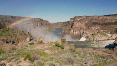 Yılan Nehri, Twin Falls 'daki şelalelerde bir vadiye düşen bir manzara yaratır.