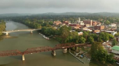 Marietta 'nın hava görüntüsü ve Ohio Nehri boyunca Rıhtım Bölgesi 4K UHD