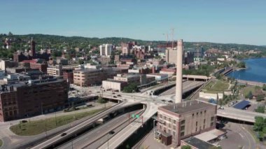 Hava Görüntüleme Duluth Minnesota 'da kasabaya doğru ilerliyor. ABD 4K UHD