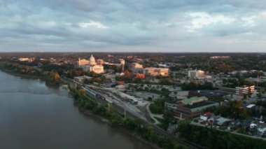 Jefferson City Missouri Nehri Hava Görüntüsü Eyalet Başkent Binası 4K UHD