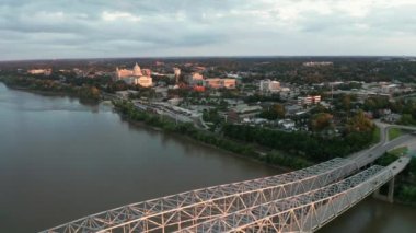 Jefferson City Missouri Nehri Hava Görüntüsü Eyalet Başkent Binası 4K UHD