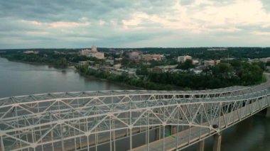 Jefferson City Missouri Nehri Hava Görüntüsü Eyalet Başkent Binası 4K UHD