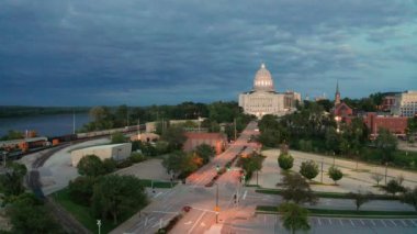 Jefferson City Missouri Nehri Hava Görüntüsü Eyalet Başkent Binası 4K UHD