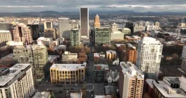 Portland Oregon ABD şehir merkezi üzerinde hava görüntüsü