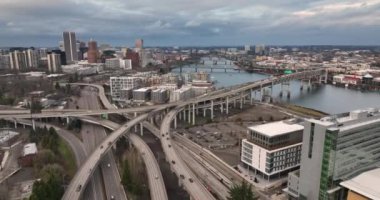 Portland Oregon ABD şehir merkezi üzerinde hava görüntüsü
