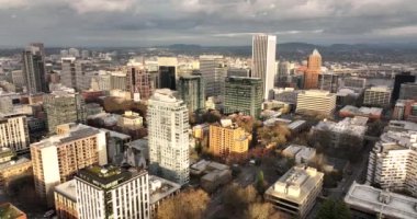 Portland Oregon ABD şehir merkezi üzerinde hava görüntüsü