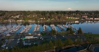 Olympia ve Budd Körfezi, Washington eyaletinin başkenti, Puget Sound 'un güney ucunda yer almaktadır.