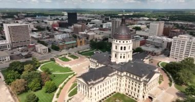 Topeka KS 'deki Kansas Eyalet Başkent Binası' nda Bulutlu Güneşli Gün