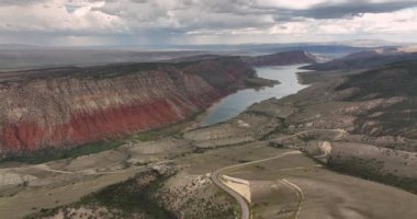 Flaming Gorge 'un geniş bir görüntüsü iki eyalete yayıldı..