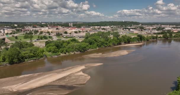 Flygfoto Mellanvästernstaden Skyline Manhattan Kansas Uhd — Stockvideo