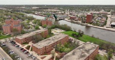 Joliet, ABD 'nin Illinois eyaletinin Will ve Kendall eyaletlerinde, Chicago' nun 35 mil güneybatısında bulunan bir şehirdir. Will County 'nin merkezi..