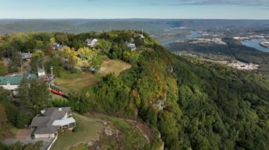 Tepedeki Gözcü Dağı Cumberland Nehri ve Chattanooga Tennessee 'ye bakıyor.