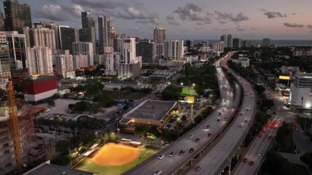 Luchtfoto Uitzicht Miami City Skyline Florida Big City Traffic — Stockvideo