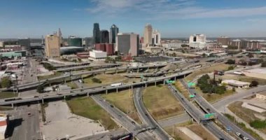 Kansas City KS otobanında hızlı hareket eden hava araçları.