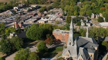 Parkville Missouri 'deki Riverside boyunca binalar ve okullar 