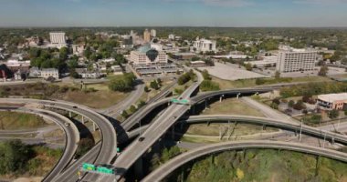 Kansas City KS otobanında hızlı hareket eden hava araçları.