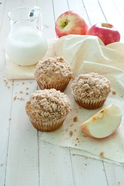 Apple muffins with cinnamon crumb — Stock Photo, Image