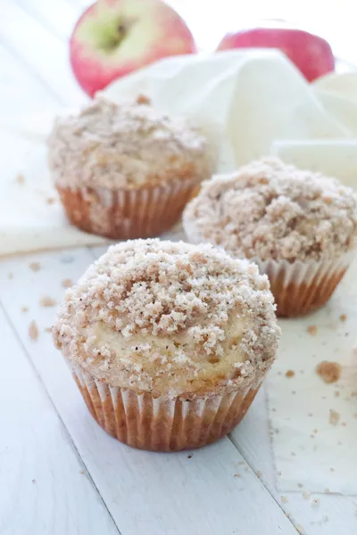 Apple muffins with cinnamon crumb — Stock Photo, Image