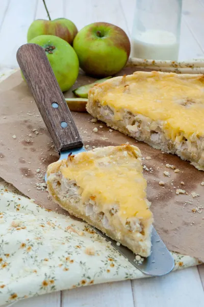 Pie with chicken, apples and cheese — Stock Photo, Image