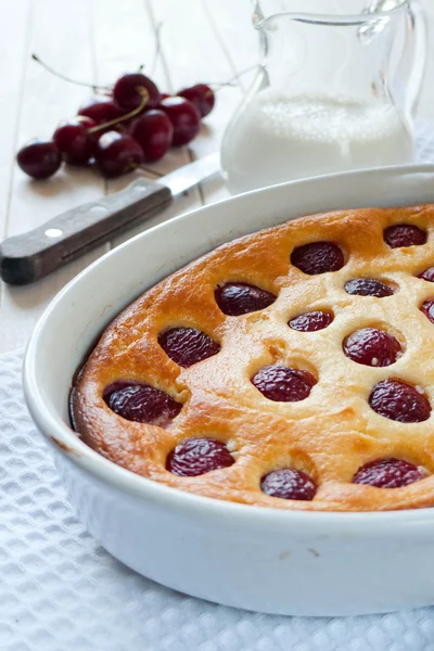 Torta com cereja — Fotografia de Stock