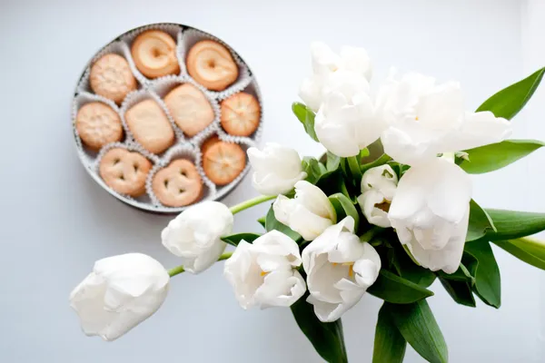 Witte tulpen met cookies — Stockfoto