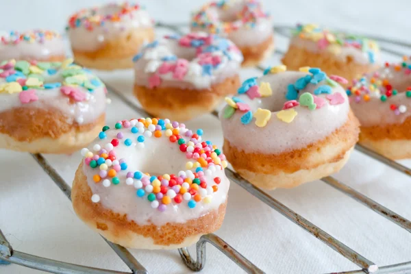 Donuts con esmalte y decoraciones — Foto de Stock