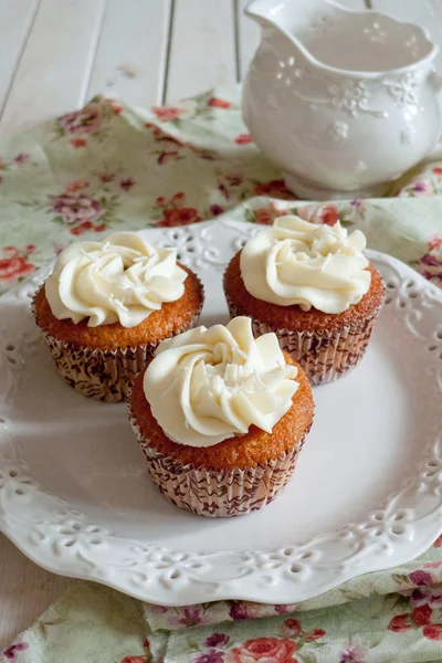 Cupcake con crema de vainilla — Foto de Stock