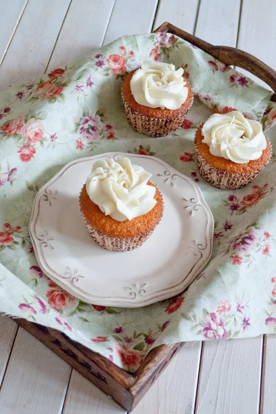 Cupcake met vanille-crème — Stockfoto
