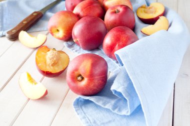 taze şeftali ve nektarin