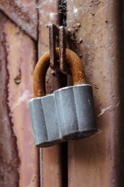 Kapıdaki eski kilit.