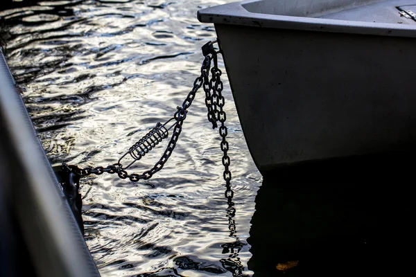 Barca pe lanț — Fotografie, imagine de stoc