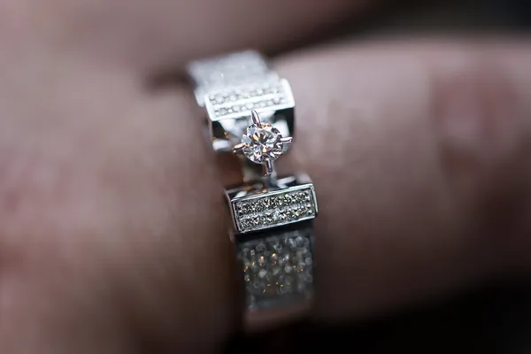 Diamond ring on finger — Stock Photo, Image