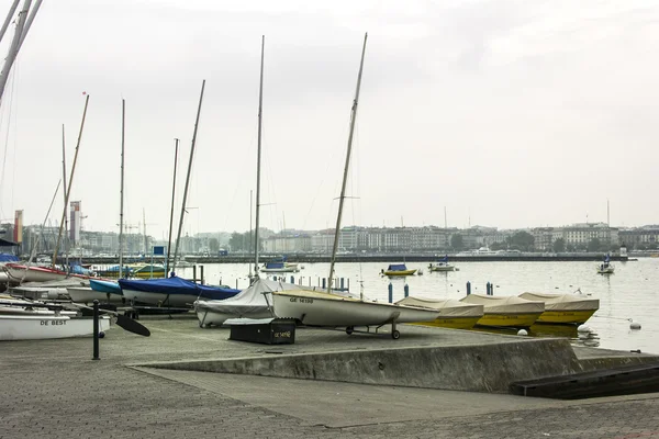 Женевское озеро и лодки — стоковое фото