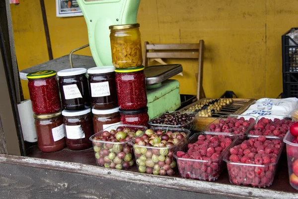 Engarrafamento no mercado da aldeia — Fotografia de Stock