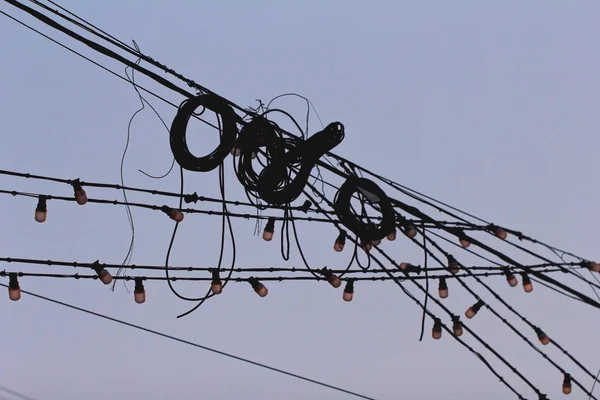 Городские запутавшиеся провода и гирлянды — стоковое фото