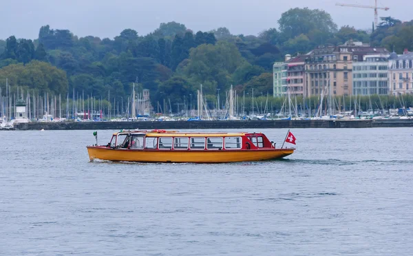Vaporizador de passageiros no lago Genebra — Fotografia de Stock