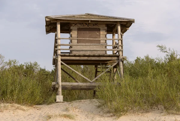 Cabina de madera para rescate en las dunas — Foto de Stock
