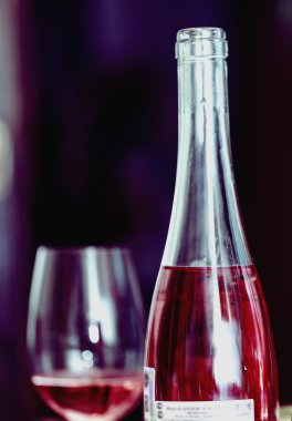 bardak ve şişe kırmızı şarap