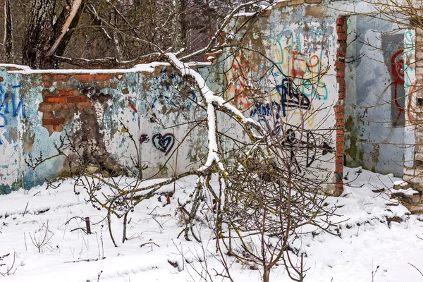 Real Förstörd Övergiven Tegelbyggnad Molnigt Snö Dramatisk Atmosfär — Stockfoto