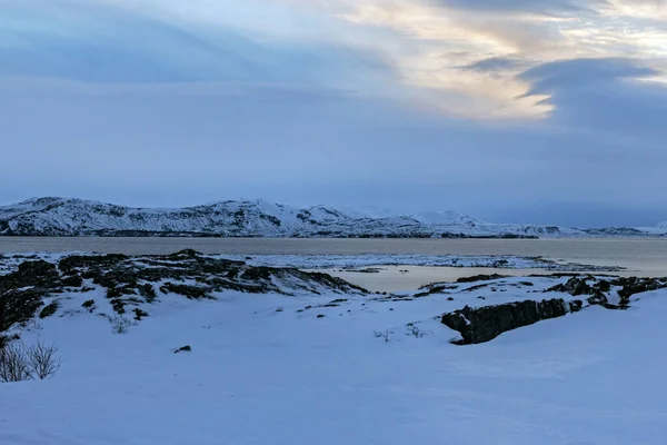 真正迷人的冰雪覆盖的冰岛景观在多云的黄昏冬季 — 图库照片