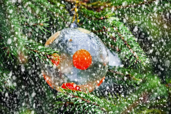 Nyår Ganska Klar Och Orange Boll Gran Gren Snöfall — Stockfoto