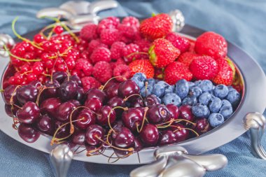 İyi bir ruh hali için gümüş tabakta oldukça taze meyveler.