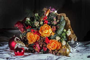 Gerçekten güzel bir Noel ve yeni yıl buketi güzelliğin sembolü gibi.