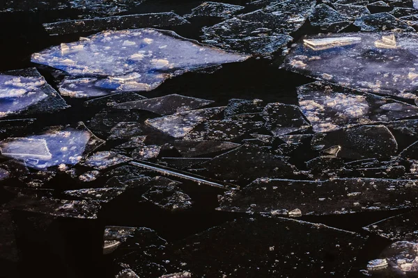 Ρεάλ Ομορφιά Γεωμετρικό Πάγο Επιπλέει Μαύρο Κρύο Νερό Του Χειμώνα — Φωτογραφία Αρχείου