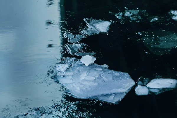 真冬の曇りの日に水の中の氷の塊 — ストック写真