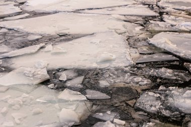 Bulutlu kış havasında çok güzel beyaz buz ve kara su.