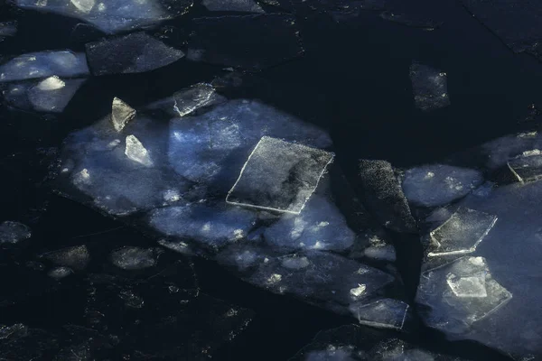 暗い水の中でさまざまな形の本物のかなり冬の氷 — ストック写真