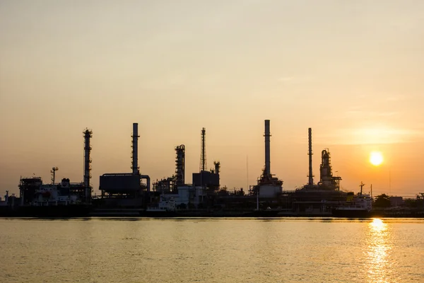 Oil refinery view with Sunrise — Stock Photo, Image